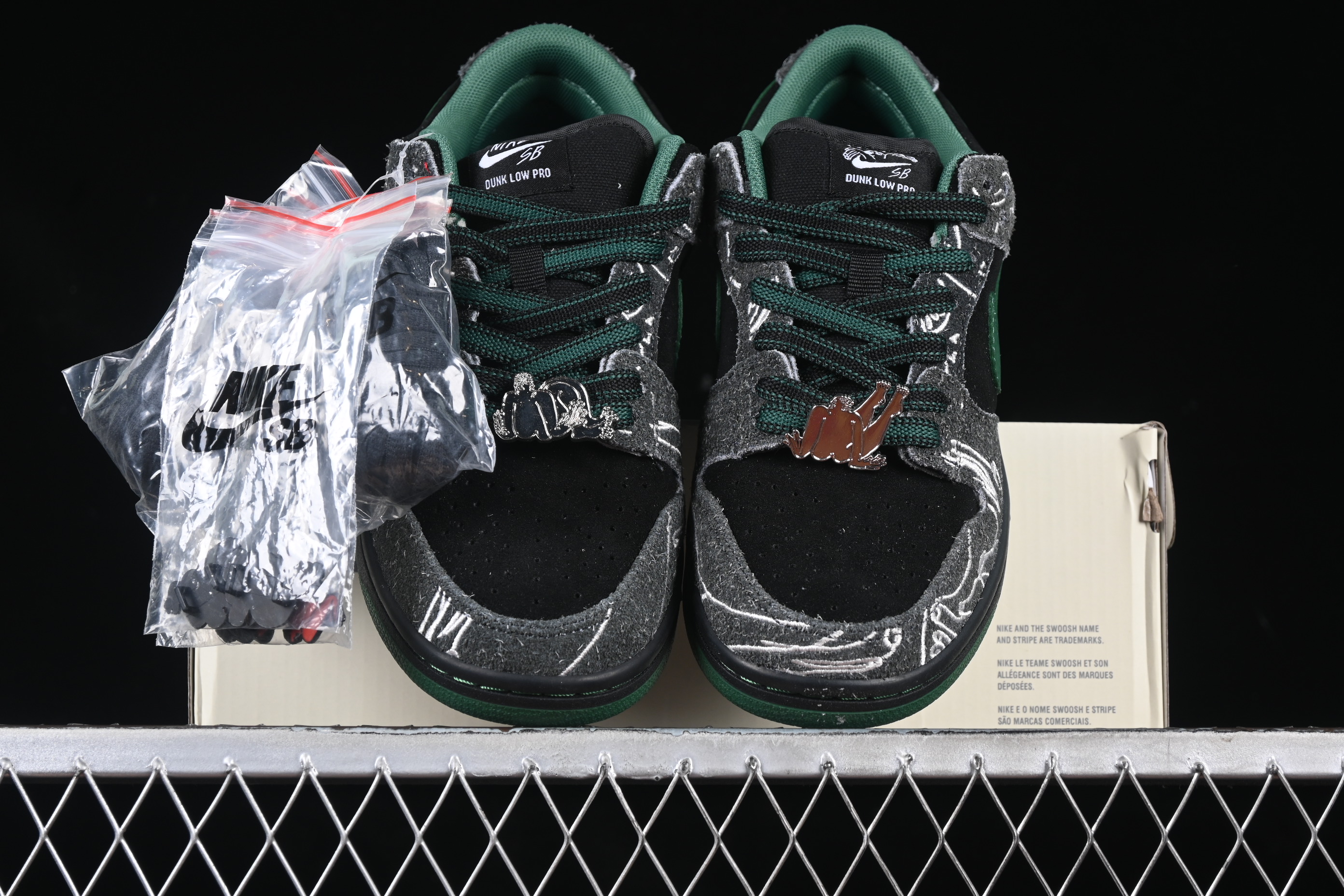Nike There Skateboards x Nike SB Dunk Low Graffiti Art Style Collaboration SB Low-Top Casual Skate Shoes - HF7743-001