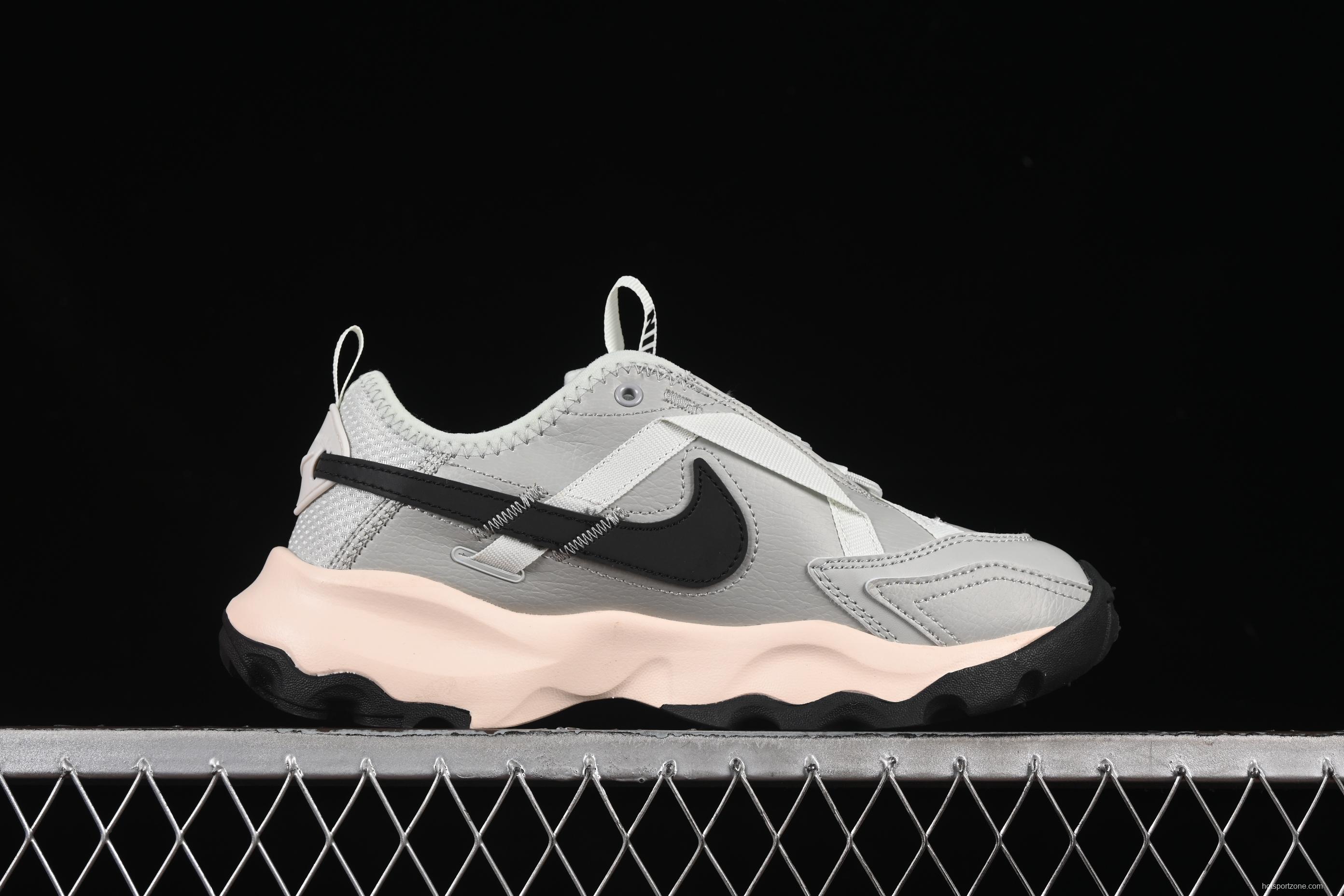 Nike TC 7900 Retro Chunky Sneakers with Reflective Swoosh and Cushioned Sole - DD9682-004