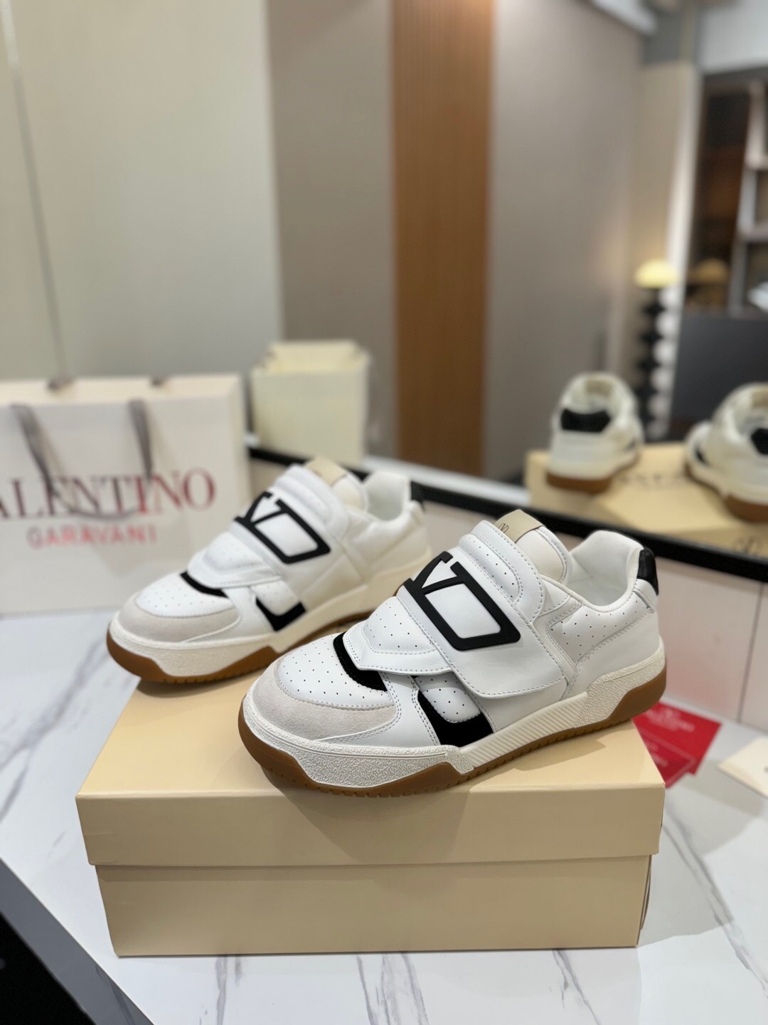 VALENTINO 2025 SS Casual Sneakers with V Logo Hook-and-Loop Closure - AS00410