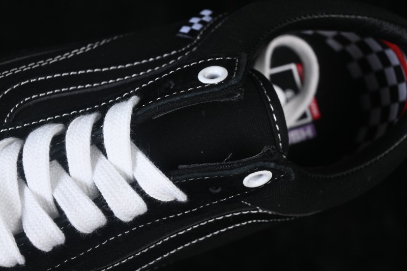 Vans Old Skool Low-Top Skateboarding Shoes with Classic Side Stripe - VN0A5FCBBLK