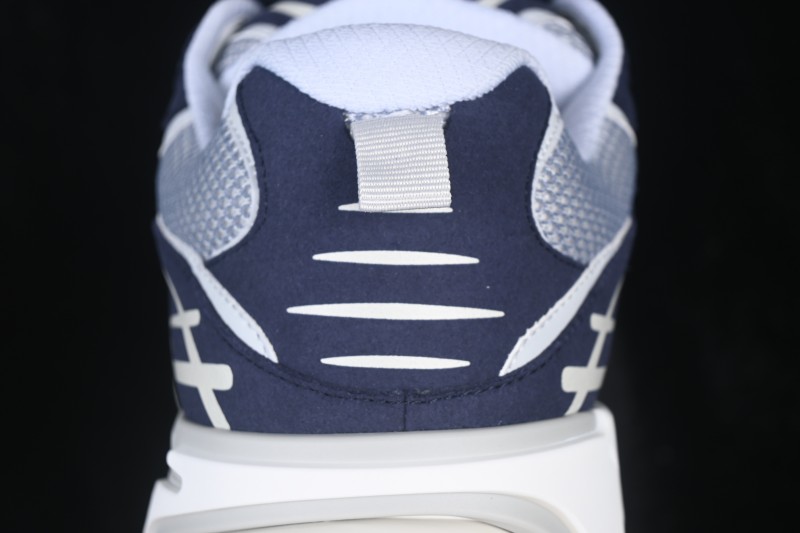 Louis Vuitton Tatic Runner Blue Running Shoes with Tech Fabric and Cushioned Sole - W.F6