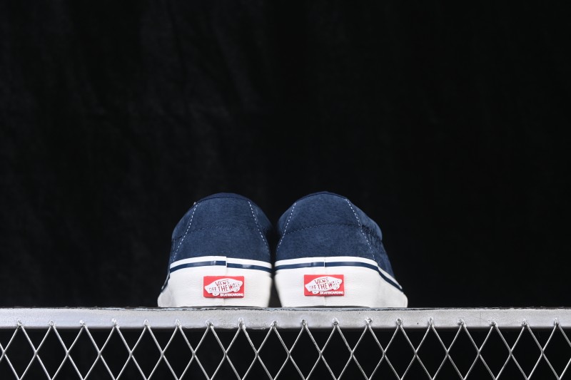 Vans Skate Skool Low-Top Skateboarding Shoes with Classic Stripe Design - VN0A5FCF6F6