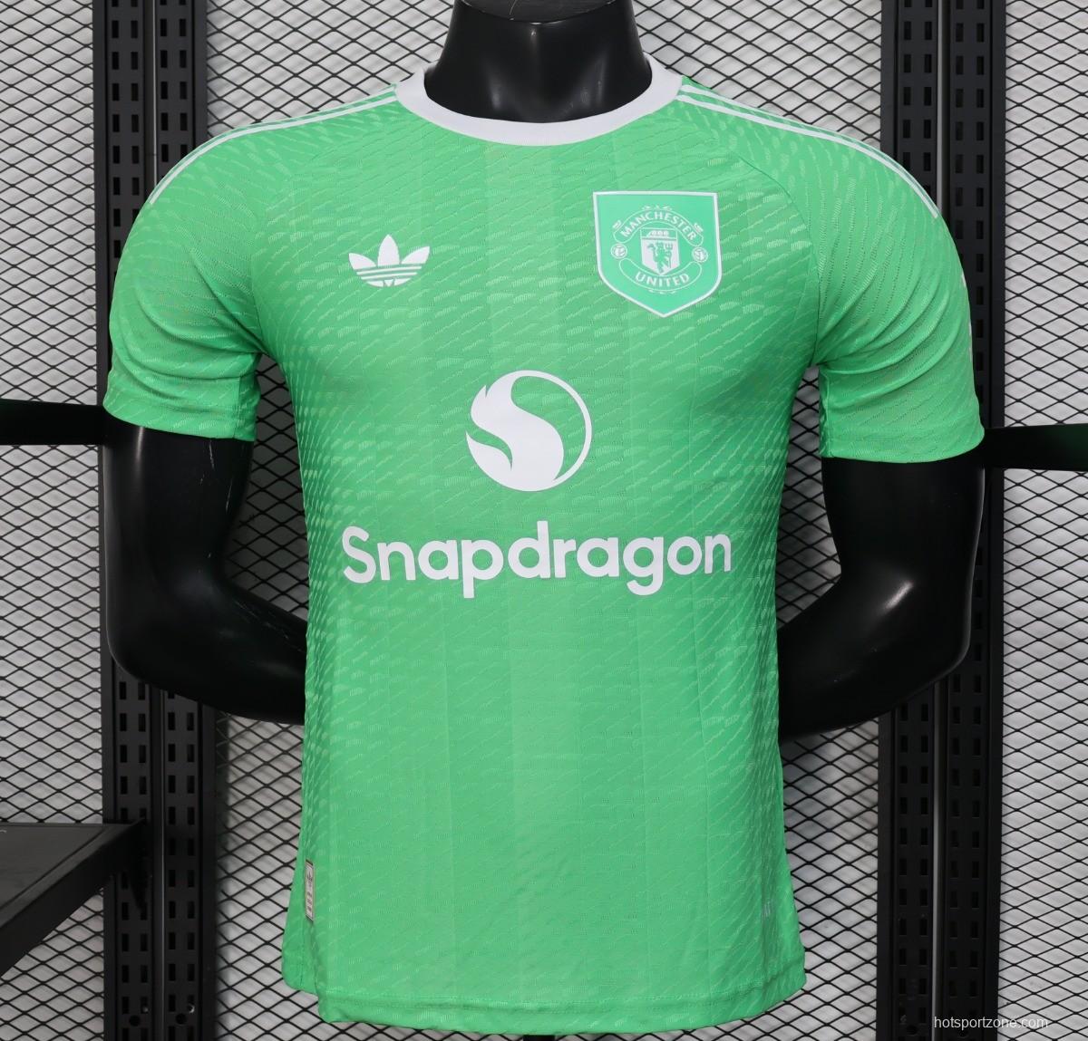 Player Version 25/26 Manchester United Green Goalkeeper Jersey